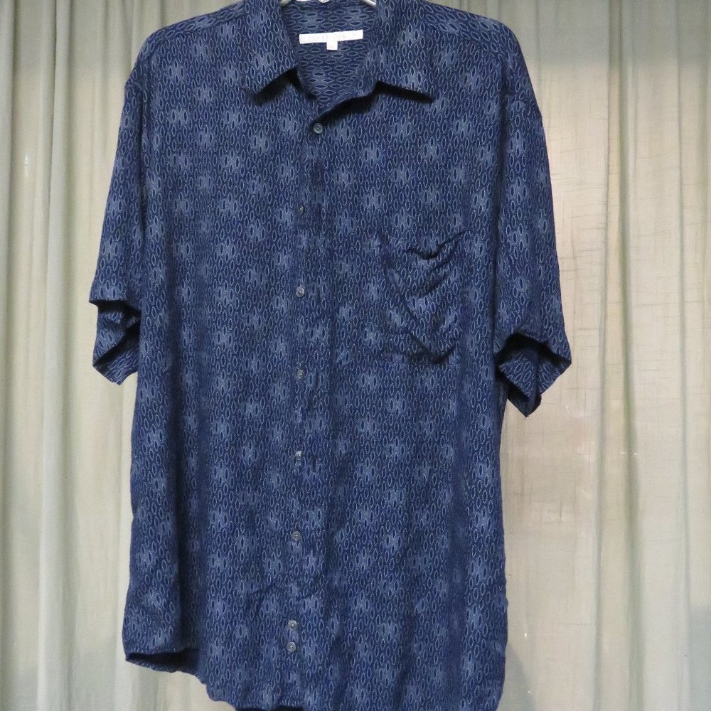 Perry Ellis Button down  Blue patterned short sleeve shirt. Size L